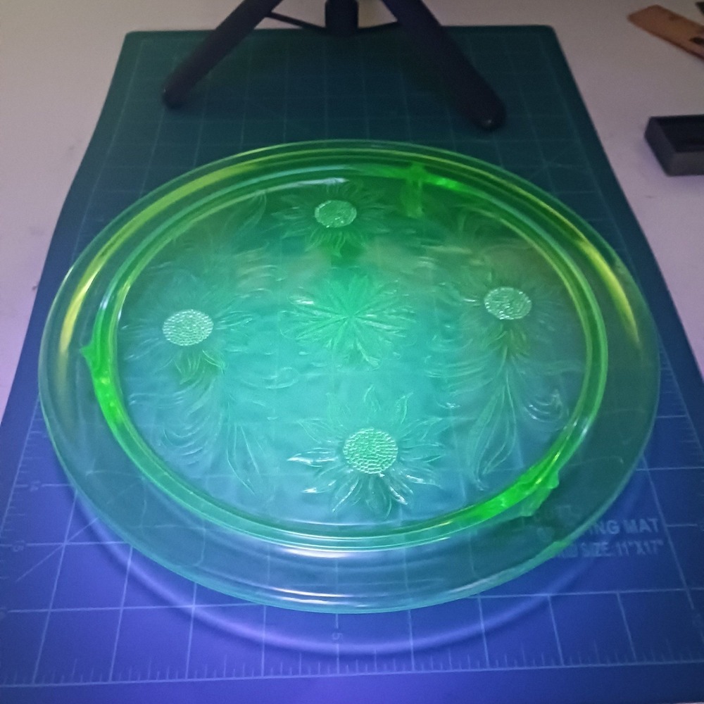 VTG Jeannette Sunflower Uranium Glass Green Cake Plate Depression Era 10" Footed